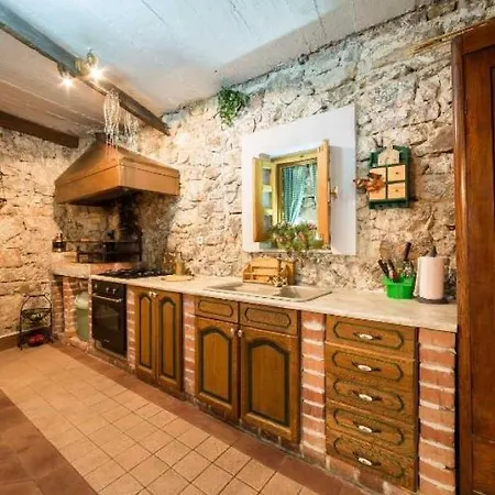 Tina Apartment *